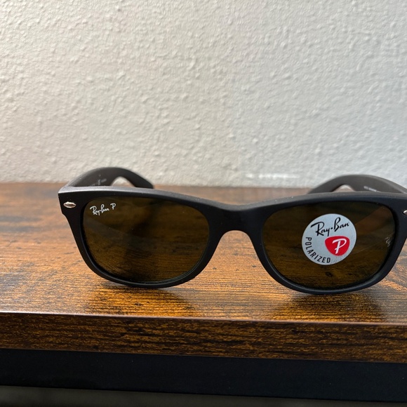 Ray-Ban New Wayfarer polarized sunglasses (RB2132). Matte black/green - Picture 3 of 11